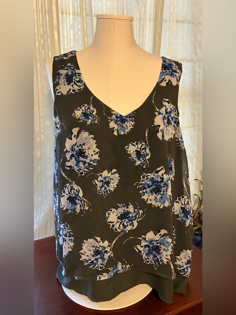 Apt. 9 Olive Green V-Neck Sleeveless Floral Camisole with Blue and White Blooms